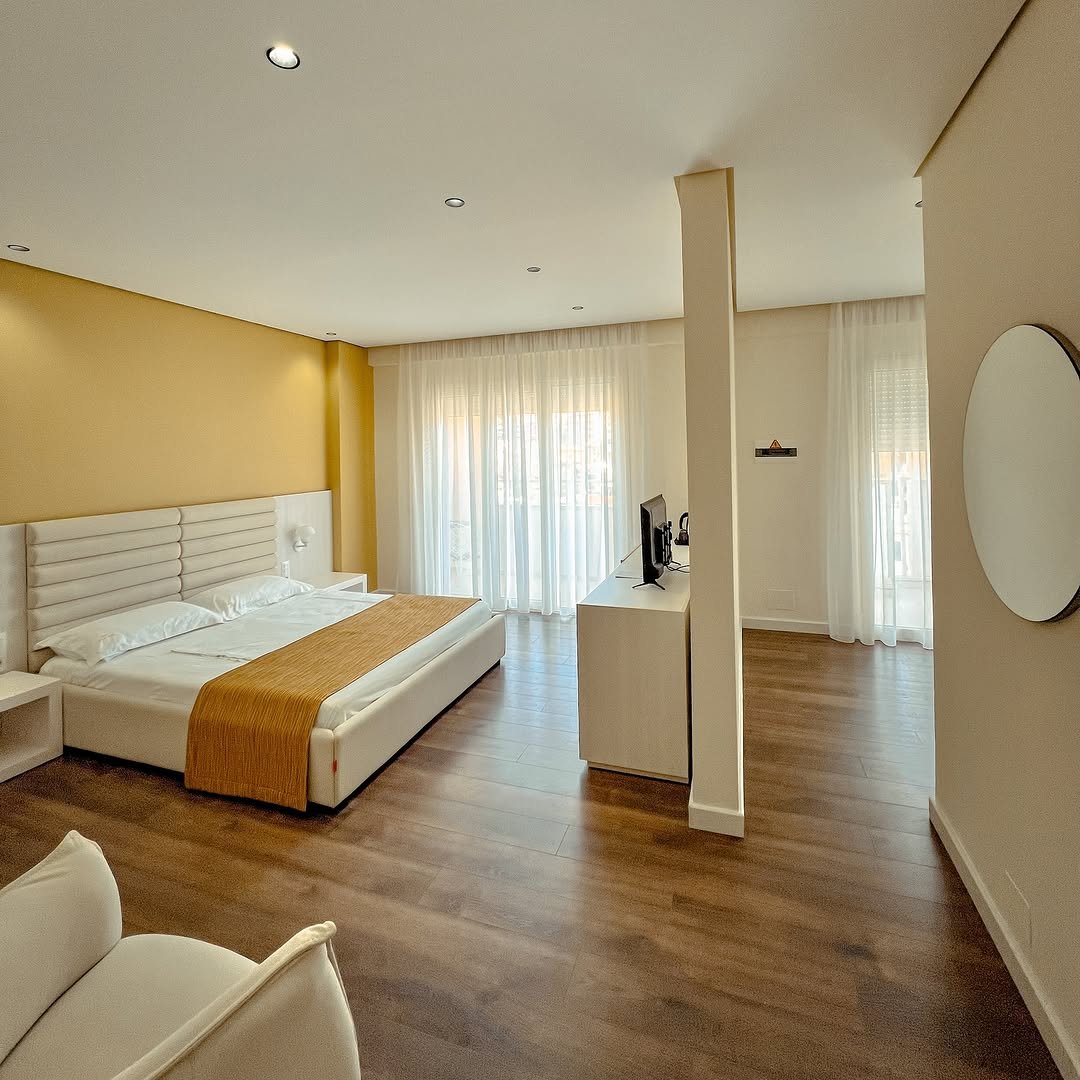 MAXI ROOM